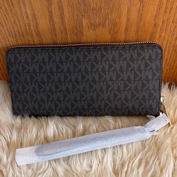 NWT Michael Kors Large Logo Continental Wallet - Picture 1 of 6